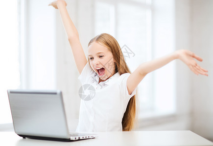 教育,学校,技术互联网的快乐的小女孩与笔记本电脑学校图片