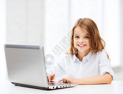 教育,学校,技术互联网小学生女孩与笔记本电脑学校图片