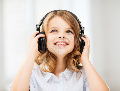 家庭,技术音乐小女孩带耳机家图片