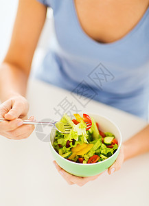 健康食品厨房女人吃蔬菜沙拉图片