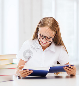 教育学校小学生女孩学校学阅读书籍图片