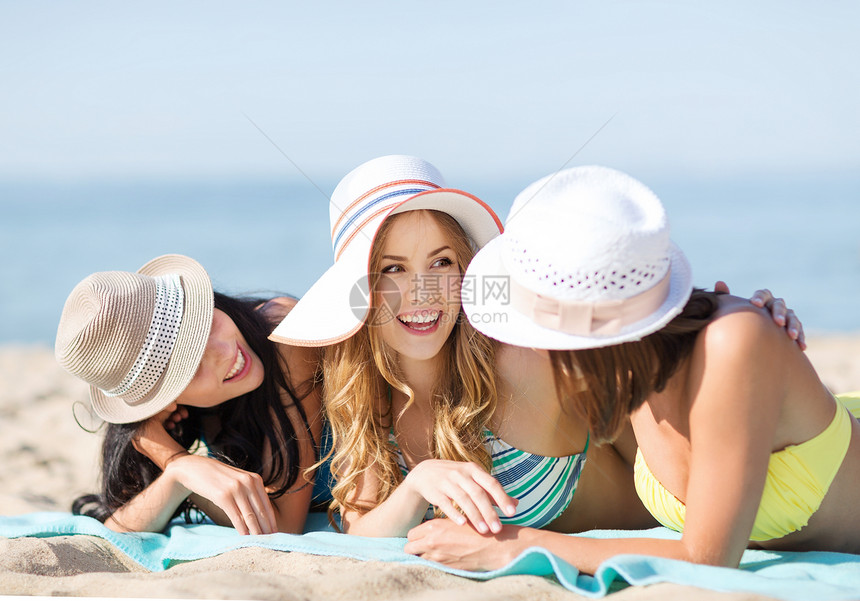 暑假假期比基尼女孩海滩上晒太阳图片