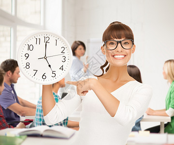教育时间管理理念吸引力的学生展示时钟图片