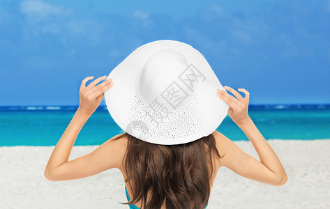 暑假,假期海滩女孩海滩上穿着比基尼背景图片