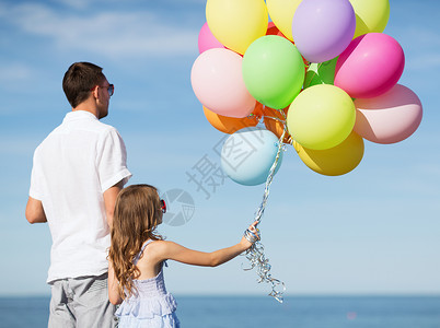 暑假,庆祝,孩子家庭的父亲女儿带着五颜六色的气球图片