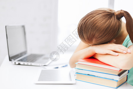 商业,办公室,学校教育疲惫的学生睡库存的书籍图片