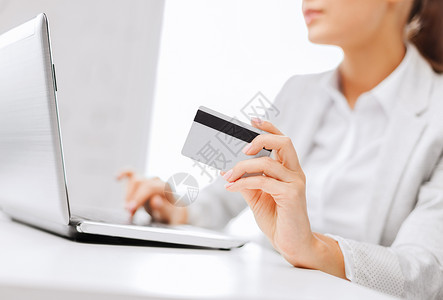 银行,购物,货币女商人带笔记本电脑信用卡图片