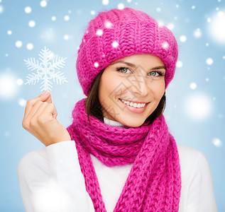冬天,人们,幸福的戴帽子的女人带大雪花的消声器图片