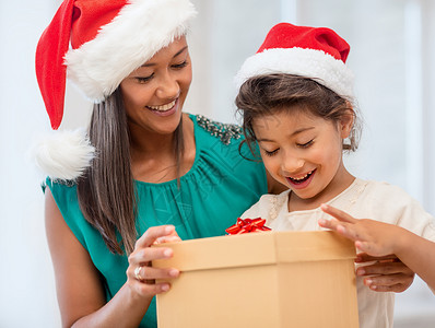 节日,礼物,诞节,诞节的快乐的母亲孩子女孩诞老人帮助帽子与礼品盒图片