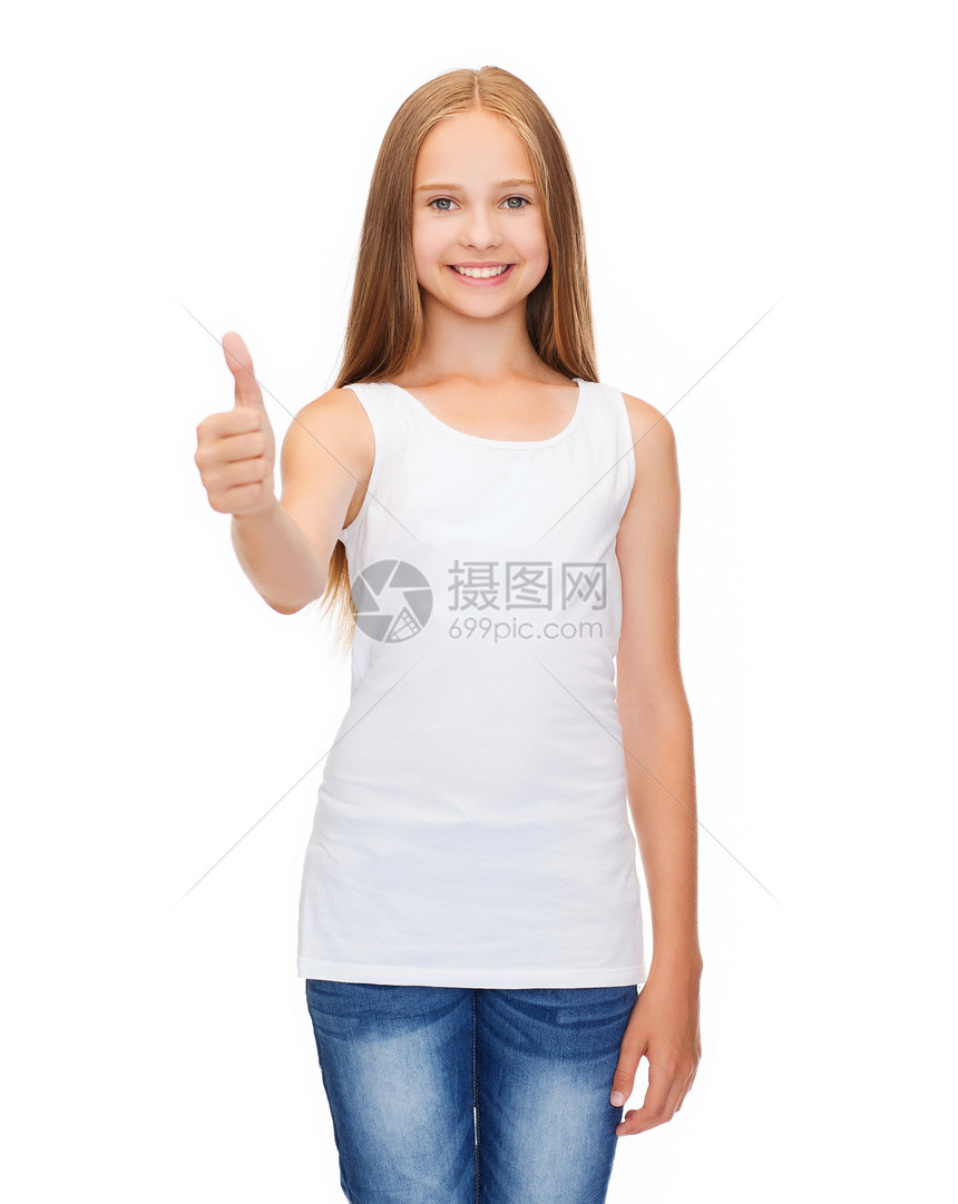 衬衫微笑的十几岁女孩穿着空白的白色衬衫,竖大拇指图片