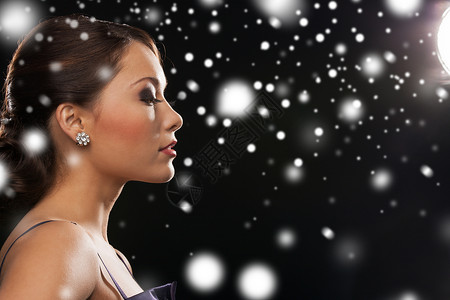 焦耳豪华,贵宾,夜生活,派,诞节,新39的前夜美丽的女人穿着晚礼服戴着钻石耳环背景