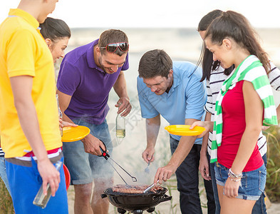 暑假,假期,快乐的人的群朋友海滩上野餐烧烤图片