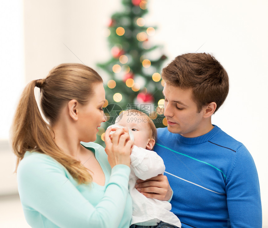 诞节,冬天,家庭,人,幸福的幸福的家庭可爱的婴儿与喂养瓶图片