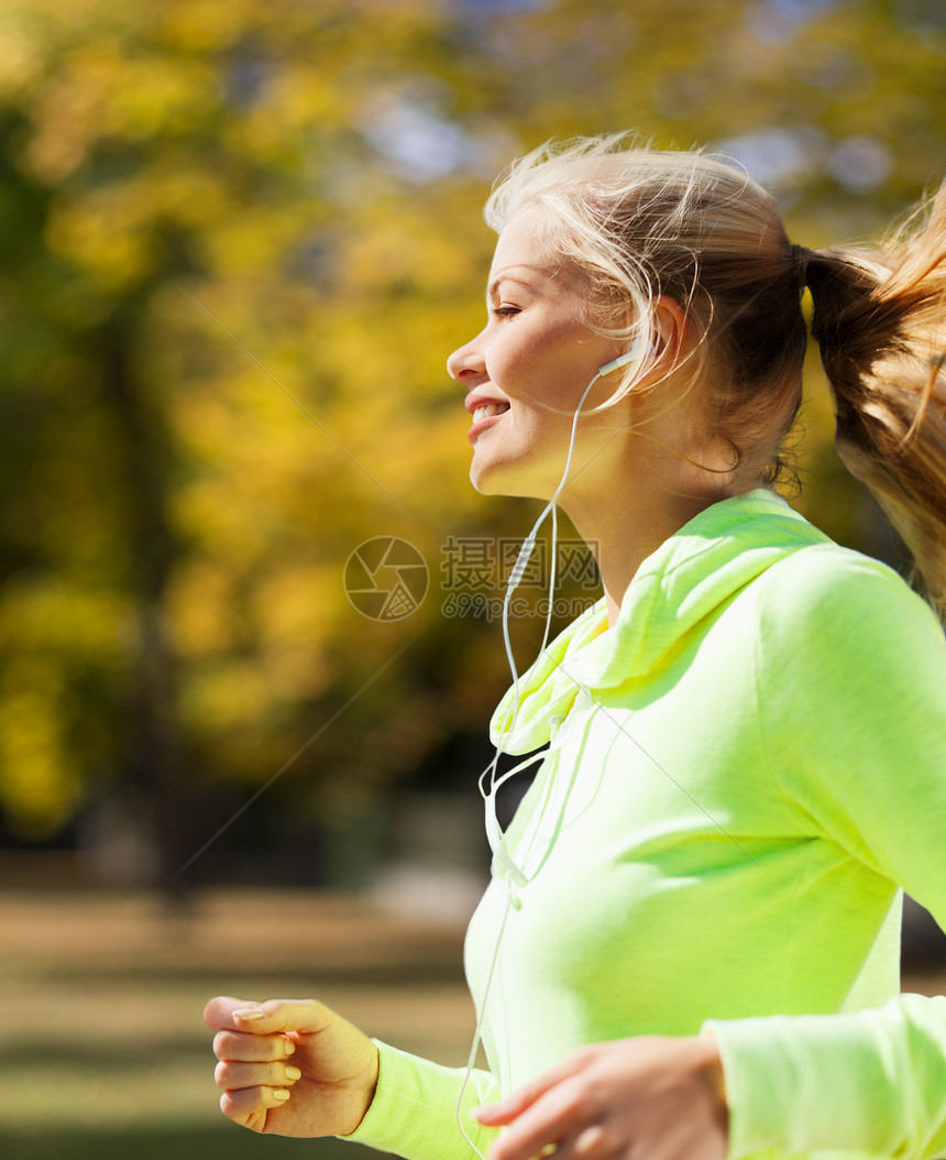 运动生活方式的女人户外跑步图片