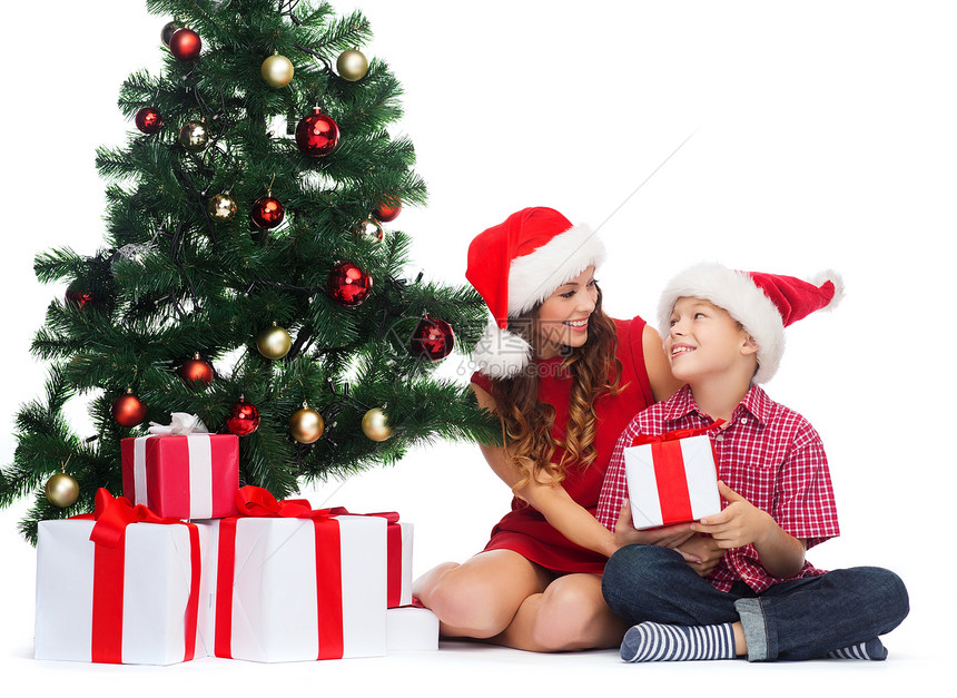 节日,礼物,诞节,诞节的快乐的母亲孩子男孩诞老人帮助帽子与礼品盒图片