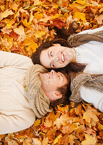 假期,爱情,旅行,旅游,关系约会的浪漫的夫妇秋天的公园图片