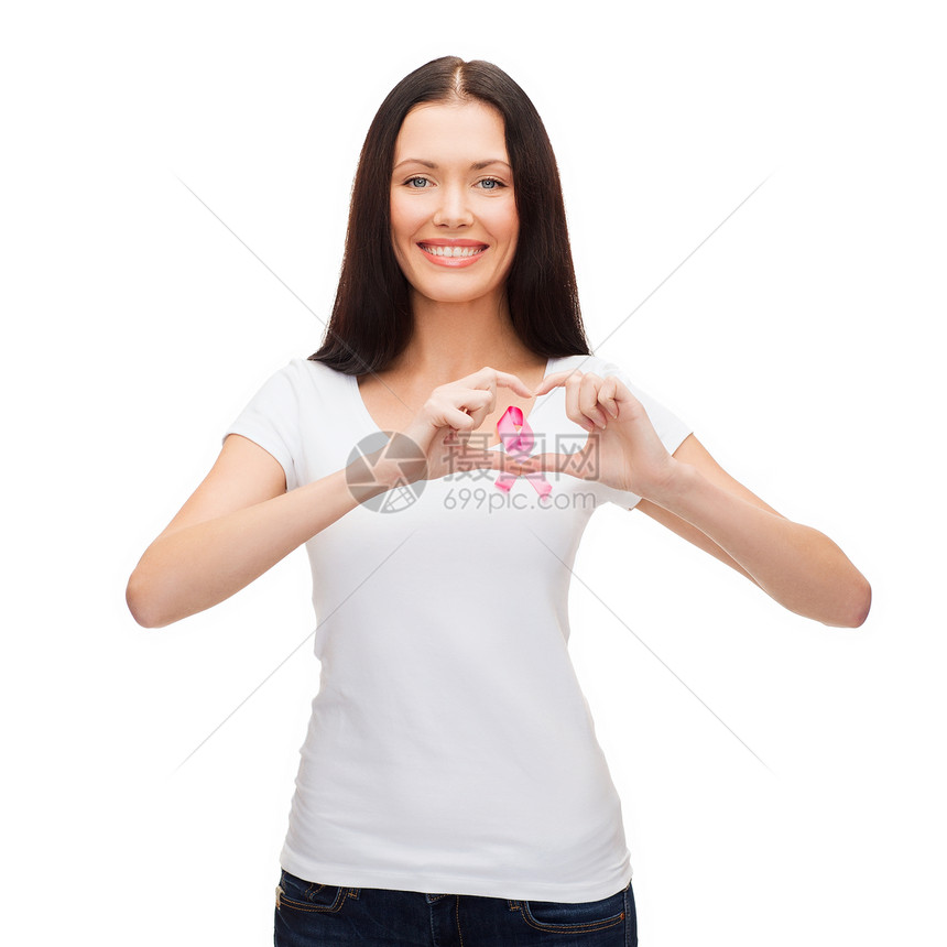 医疗保健医学微笑的女人空白白色T恤与粉红色乳腺癌意识丝带心形图片