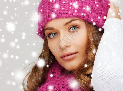 冬天,人们幸福的戴着粉红色帽子围巾的女人图片