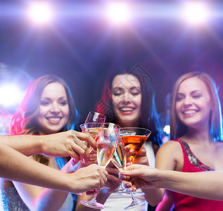 派,庆祝,朋友,单身女子生日三个美丽的女人晚礼服与鸡尾酒迪斯科球图片