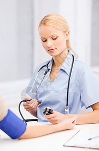 医疗保健医疗女医生护士与病人测量血压图片