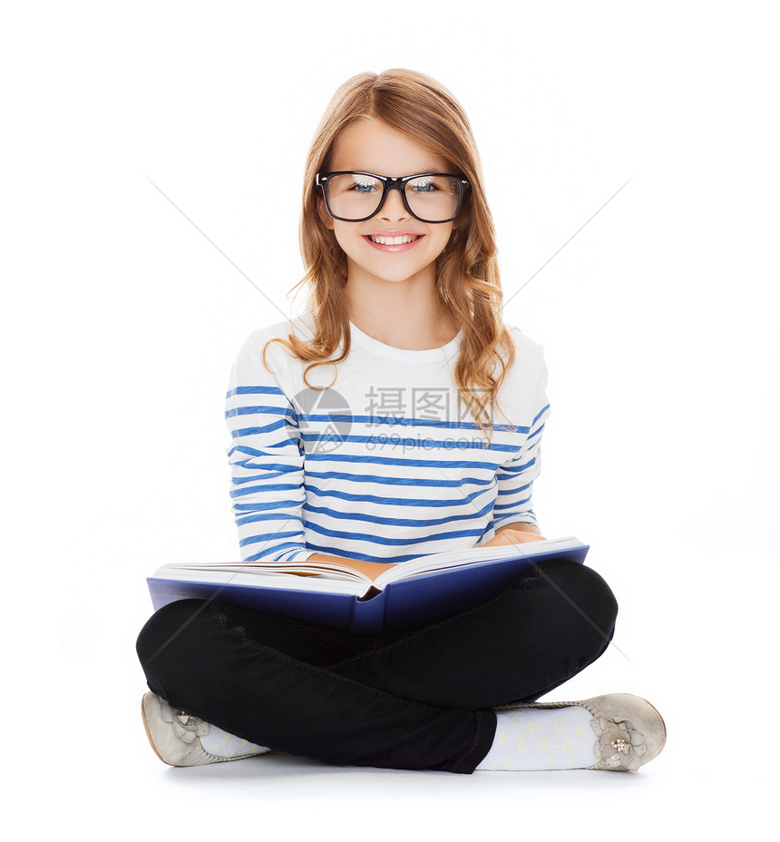 教育学校微笑的小学生女孩,带着书眼镜坐地板上图片