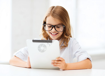 教育,学校,技术互联网小女孩戴着黑色眼镜,学校用平板电脑电脑图片