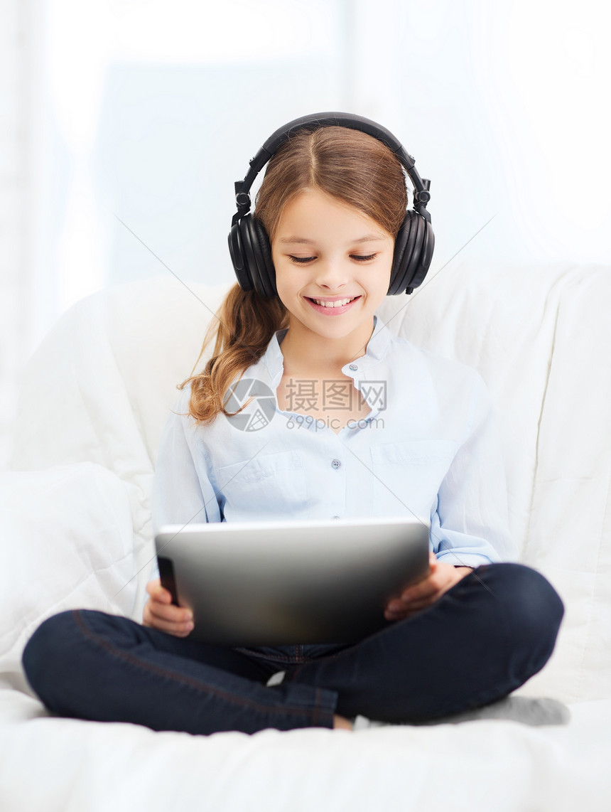家庭,休闲,新技术音乐微笑的小女孩与平板电脑耳机家里图片