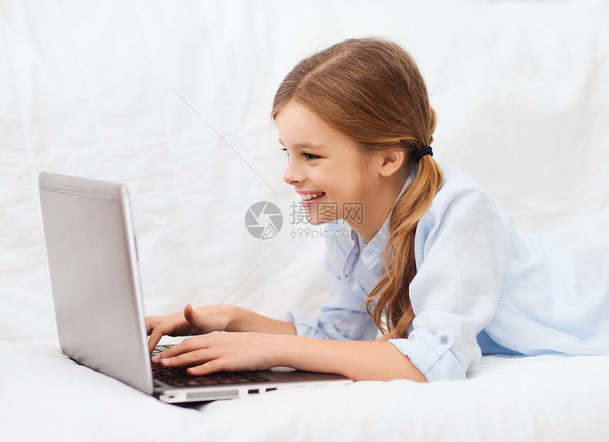 家庭,休闲,技术互联网的小学生女孩带笔记本电脑家图片
