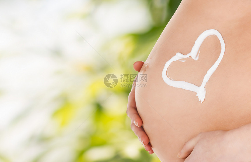 怀孕生育健康孕妇的腹部奶油心脏符号图片