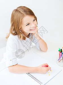 教育创造学校理念微笑的小学生女孩学校画画白日梦图片