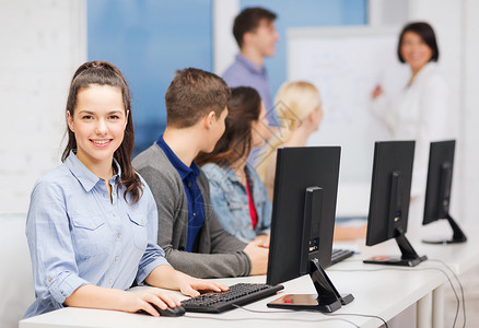 教育技术互联网群微笑的学生,用电脑器看着学校的老师图片