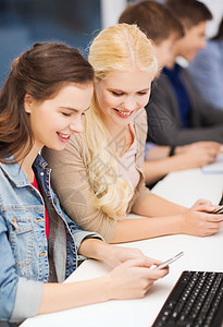 教育,技术互联网群微笑的学生与计算机器智能手机图片