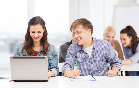 教育技术互联网两个微笑的学生学校带笔记本电脑笔记本电脑图片