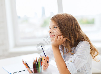 教育创造学校理念微笑的小学生女孩学校画画白日梦图片