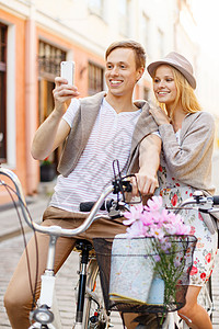 暑假,自行车,爱情,关系,导航,GPS约会微笑夫妇与自行车智能手机城市图片