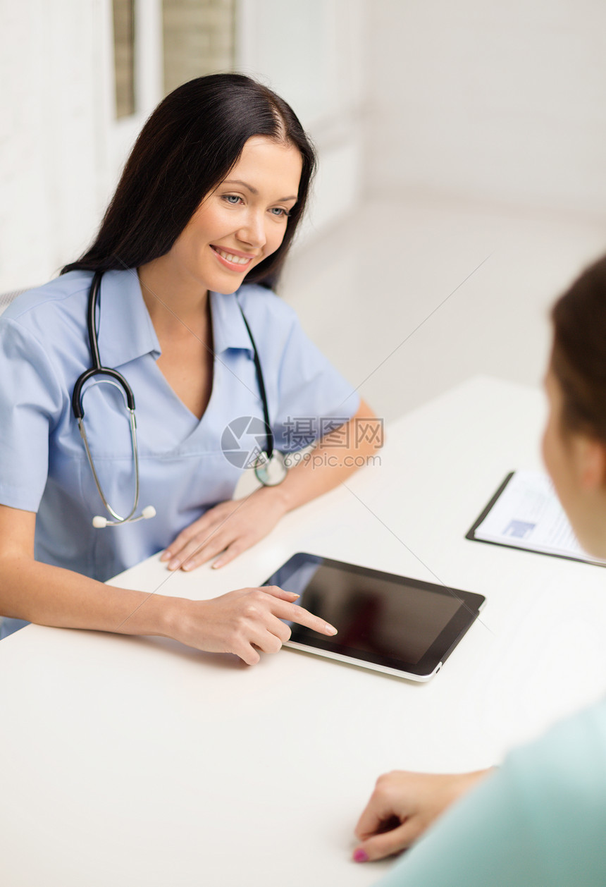 医疗保健,医学技术女医生护士与病人预约平板电脑图片