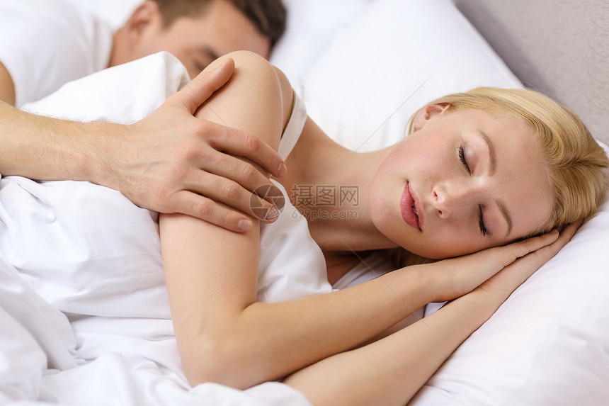 酒店,旅行,人际关系幸福幸福的夫妇睡床上图片
