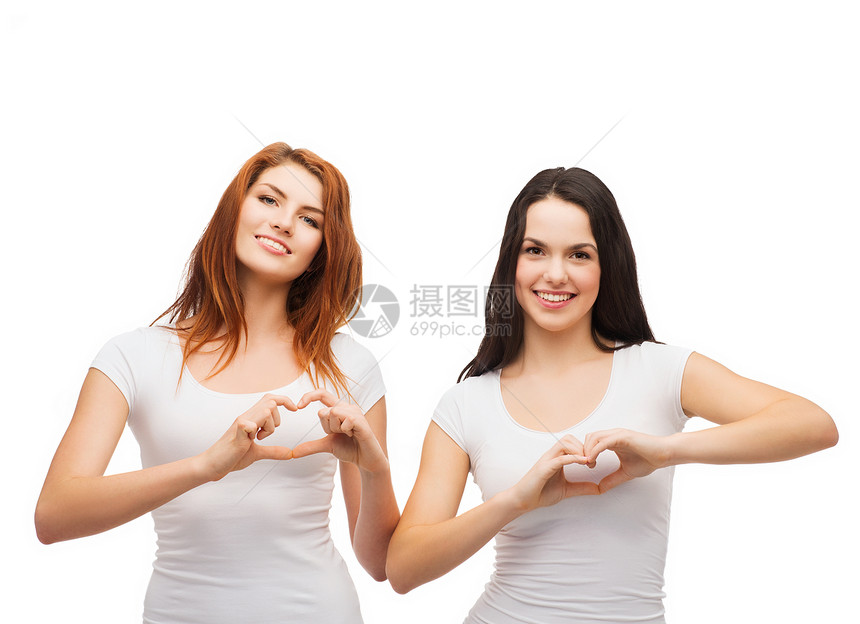 友谊,t恤快乐的人的两个smilinjg女孩穿着白色空白的t恤,用手心图片