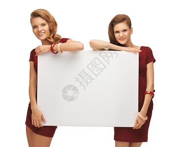 两个十几岁的女孩穿着红色连衣裙空白板的照片背景图片