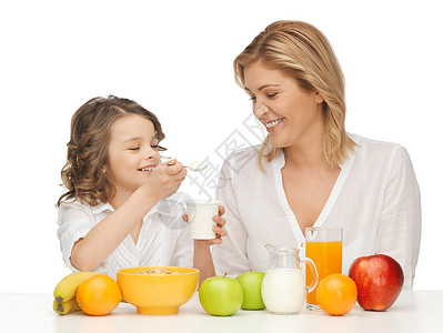 母亲女儿用健康早餐的照片图片
