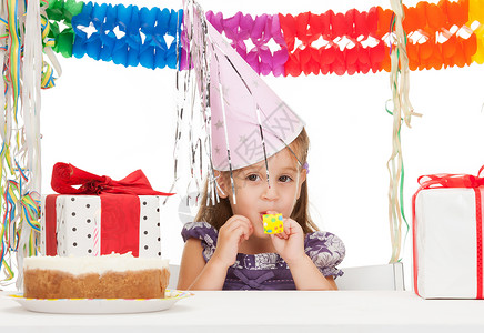 美丽的小女孩带着生日蛋糕的明亮照片图片