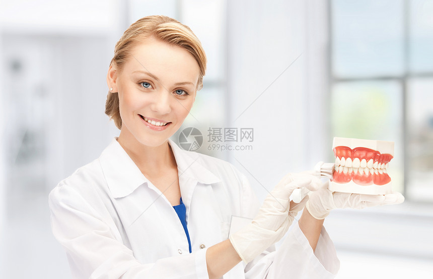 带牙刷下巴的吸引力的女医生的照片图片