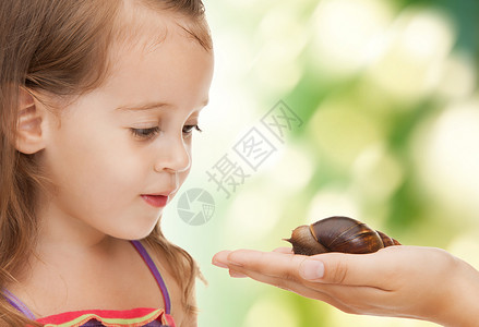 蜗牛与幸运女孩美丽的小女孩蜗牛的明亮照片背景