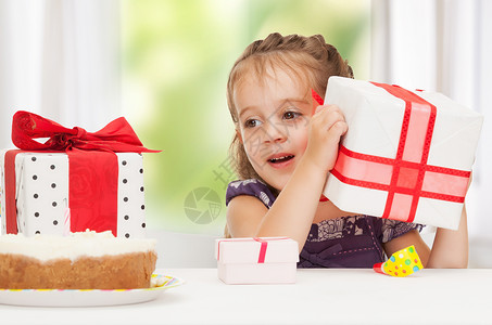 美丽的小女孩带着生日蛋糕的明亮照片图片