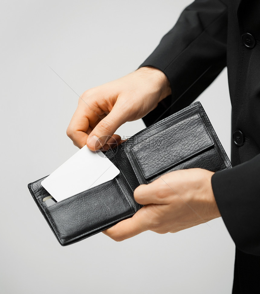 穿着西装的男人带着钱包信用卡图片