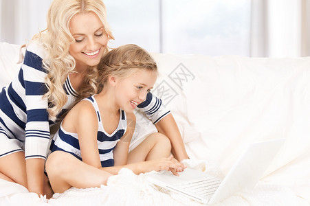 明亮的图片,快乐的母亲孩子与笔记本电脑专注于女孩图片
