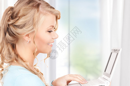 微笑的女商人用笔记本电脑的照片图片