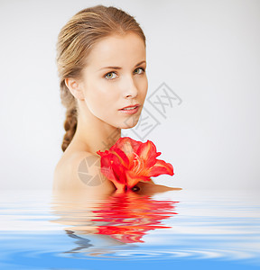 可爱的女人水里百合花的照片图片