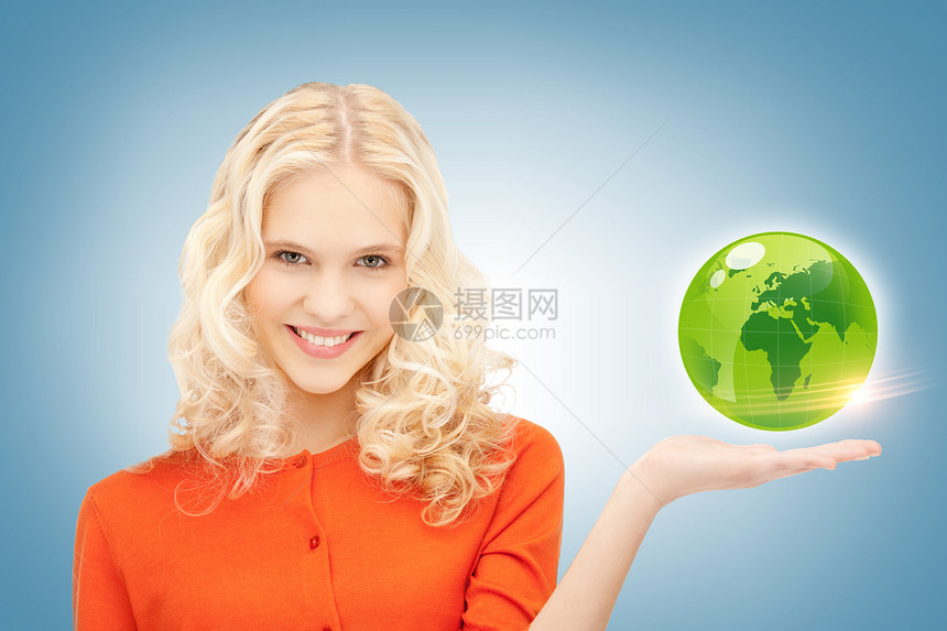 着绿色地球仪的女人的照片图片