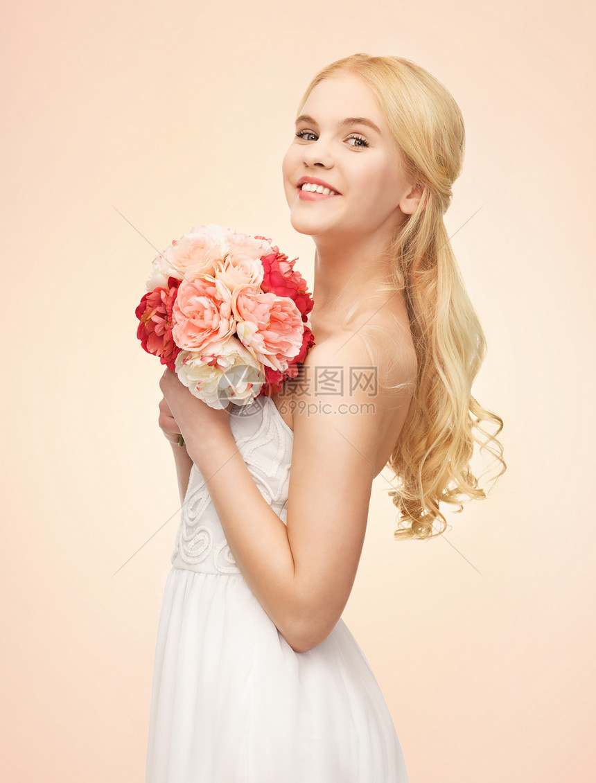 轻女人带着花的照片图片